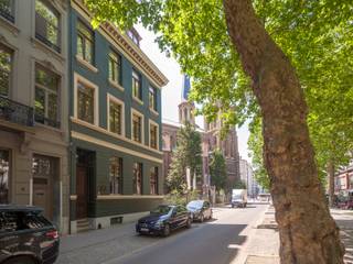 Cet ancien presbytère est situé dans une rue calme près du parc de la ville et a été entièrement rénové en 2011 en un élégant manoir, כיום exploité en hôtel de charme. Le jardin orienté sud-est avec vue sur l’église et le grand parking confèrent à cette propriété un cachet unique à Anvers.

Le hall d’entrée en pierre naturelle noire mène à de spacieuses pièces de vie lumineuses : salon avec bibliothèque et salle à manger donnant sur le jardin. Grâce aux trois façades, la lumière naturelle est omniprésente. Les hauts plafonds, les boiseries et les doubles portes créent une atmosphère chaleureuse. La cuisine, ouverte sur le jardin, est actuellement aménagée en bureaux.

Les étages sont accessibles par ascenseur ou escalier. Les 1er et 2e étages comprennent chacun deux suites (chambre avec salle de bain). Le 3e étage propose un duplex (2 chambres, salle de bain, séjour) et un studio, tous climatisés.

Le sous-sol offre de belles caves voûtées aménagées en salle de réunion et de petit-déjeuner, avec accès au jardin, ainsi qu’un local technique et une kitchenette.

La maison dispose d’un ascenseur, d’un système d’alarme, de double vitrage et de la climatisation. Le jardin ensoleillé (266 m²), sans vis-à-vis, offre une vue dégagée sur l’église. Idéal comme hôtel de charme ou résidence privée.