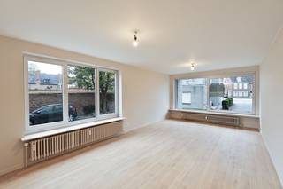 Dit ruim, lichtrijk gelijkvloerse appartement geniet van een zeer centrale ligging. Dit pand onderging een totaalrenovatie, afgewerkt met...