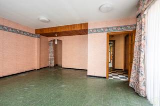 <p>Welkom in dit grote huis aan de Roze in Eeklo, waar ruimte en comfort samenkomen.<br /><br />Deze woning heeft enorm grote woonoppervlaktes en is perfect voor gezinnen die op zoek zijn naar een nieuwe thuisbasis. De indeling is zorgvuldig ontworpen met een combinatie van een gezellige woonkamer, een sfeervolle eetkamer en een keuken, die na een grondige renovatie volop gezelligheid zullen bieden.<br /><br />Daarnaast zijn er in totaal 4 slaapkamers en twee badkamers, wat zorgt voor voldoende privacy en gemak voor elk gezinslid.</p>
<p> </p>
<p>De woning beschikt verder over een praktische zolder, die extra opbergruimte biedt en de mogelijkheid voor verdere inrichting. Met maar liefst zes parkeerplaatsen is er voldoende ruimte voor meerdere voertuigen, wat dit huis extra aantrekkelijk maakt. Achteraan de woning is er een grote loods, die voor verschillende doeleinden kan dienen.<br /><br />Daarnaast is er nog een verrassend stuk groen naast de loods.<br /><br />Deze woning is met zijn doordachte indeling en talloze mogelijkheden om werken en wonen te combineren, is dit de droom voor iedere koper die op zoek is naar kwaliteit en comfort in een rustige omgeving.<br /><br />Ontdek het volledige potentieel van deze woning en plan vandaag nog uw bezichtiging!</p>