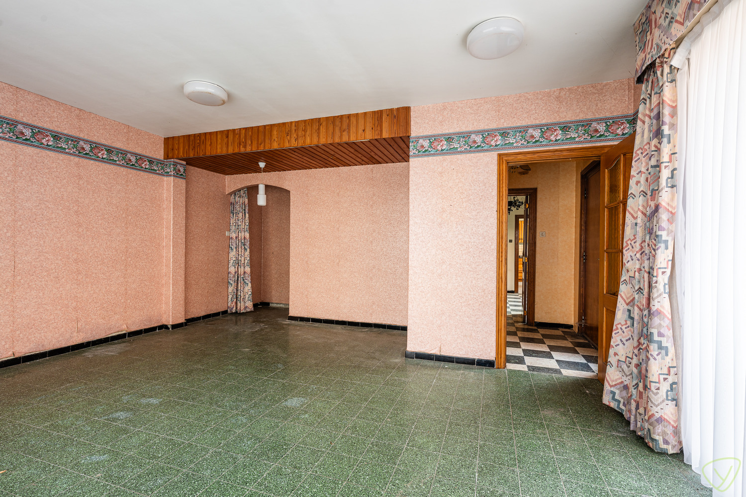 Ruime gezinswoning te koop in Eeklo met 3 slaapkamers met een ruime loods achteraan, die perfect voor een combinatie van comfortabel wonen en werken kan zijn. - foto 3