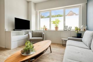 <p>Deze charmante rijwoning combineert uitstekende bereikbaarheid met praktische indeling en mooie toekomstmogelijkheden.</p>
<p>De woning beschikt over een bewoonbare oppervlakte van 116 m² en werd gebouwd in 1956. Ze werd reeds deels opgefrist, maar biedt nog de mogelijkheid om verder te moderniseren en volledig naar eigen smaak af te werken.</p>
<p>Bij het betreden van de woning kom je binnen in de inkomhal, die toegang geeft tot de leefruimte. Aansluitend bevinden zich de eetkamer en keuken, met daarachter de badkamer. Via de gang bereik je het gezellige terras, waar het aangenaam vertoeven is in alle rust. Achteraan is er een praktische bergruimte, ideaal voor fietsen en vuilnis.</p>
<p>Op de eerste verdieping bevinden zich 3 slaapkamers. Via een vaste trap bereik je de zolderverdieping, die momenteel dienst doet als opslagruimte maar, mits het plaatsen van een dakraam, tal van mogelijkheden biedt voor extra kamers of een polyvalente invulling.</p>
<p>De woning wordt verwarmd op gas en behaalt een EPC-score C.</p>
<p>De ligging vormt een absolute troef: op wandelafstand van het station en het centrum van Aarschot, met winkels, scholen en horeca in de directe omgeving. Bovendien is de E314 vlot bereikbaar.</p>
<p>Ben je op zoek naar een goed gelegen woning met potentieel die je nog volledig naar eigen wens kan inrichten? Dan is dit pand zeker een bezoek waard.</p>
<p><strong>Contacteer voor meer info of een bezoek via sven@immogve.be of 0486 40 09 05</strong></p>
