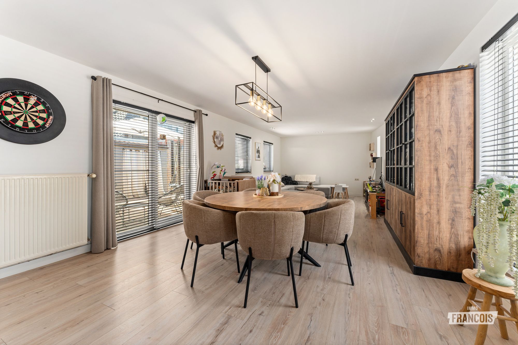 Veelzijdige opbrengsteigendom met woonhuis, hotelsuites, appartement, café en frituur - foto 4