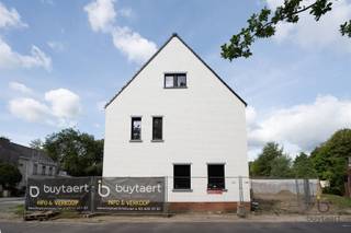 <p><span>Tijdloze halfopen nieuwbouwwoning BEN-woning met warme uitstraling nabij Oud-Schilde dorp.</span></p><p><span>Deze instapklare bel-étage woning met 218 m² bewoonbare oppervlakte combineert een doordachte indeling met hedendaags wooncomfort en biedt alle ruimte om een warme thuis te creëren.</span></p><p><span>Ideaal voor woon-werksituatie of het gelijkvloers als zorgwoning.</span></p><p><span>Via de inkomhal met gastentoilet bereikt u het bureel of extra slaapkamer, de technische berging en de stijlvolle master suite op het gelijkvloers. Deze beschikt over een ensuite dressing en een moderne badkamer met dubbele wastafel en inloopdouche.</span></p><p><span>Deze indeling kan nog bekeken worden indien gewenst als praktijk/kantoor of in te richten als studio.</span></p><p><span>De eerste verdieping vormt het hart van de woning. Hier geniet u van een ruime, lichtrijke leefruimte met een volledig uitgeruste open keuken voorzien van kwalitatieve toestellen. Aansluitend bevinden zich de eetkamer en gezellige zithoek. Grote raampartijen zorgen voor een overvloed aan natuurlijk licht en geven rechtstreeks toegang tot het zonnige terras.</span></p><p><span>Op de tweede verdieping vindt u een royale nachthal met open bureauruimte, extra berging, twee volwaardige slaapkamers en een elegante badkamer uitgerust met ligbad, wastafelmeubel en toilet.</span></p><p><span>Buiten geniet u van een aangelegde tuin met terras en een praktische carport achteraan de woning.</span></p><p><span>Extra troeven: HR+ beglazing, zwart aluminium schrijnwerk, vloerverwarming, warmtepomp, zonnepanelen, hoogwaardige afwerking met parket en lichte tegelvloeren, energiezuinig met EPC-label A, conforme elektrische installatie. </span></p><p><span>De tuin wordt volledig ingezaaid en afgewerkt met een omheining. Bovendien komt deze woning, onder voorwaarden, in aanmerking voor aankoop aan 6% btw op de constructiewaarde én geniet u van een vrijstelling van onroerende voorheffing gedurende de eerste 5 jaar.</span></p><p><span>Dankzij de centrale ligging bereikt u vlot belangrijke invalswegen en de oprit van de E314.</span></p><p><span>Bent u op zoek naar een ruime en energiezuinige nieuwbouwwoning op een uitstekende locatie? Neem gerust contact op voor meer informatie of plan vandaag nog uw bezoek aan de werf: www.buytaertimmo.be</span></p><p><span> </span></p>