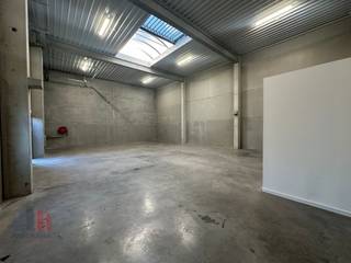 KMO-unit met een oppervlakte van 233 m² te huur. Uitstekend gelegen nabij de commerciële Geallieerdenlaan (N58) met een vlotte verbinding naar de...