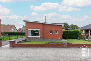 Ruimte, rust en vooral veel mogelijkheden. Deze bungalow staat op een perceel van 815 m² en combineert gelijkvloers wonen met een royale tuin, een grote garage en een afzonderlijk atelier. Een woning met een stevige basis en genoeg speelruimte om er iets heel eigens van te maken.<br /><br />Binnen is de indeling helder en praktisch. De woning beschikt over een woonkamer, keuken, drie slaapkamers, een badkamer en een afzonderlijk toilet. Alles bevindt zich op het gelijkvloers, wat het geheel vlot toegankelijk en comfortabel maakt.<br /><br />Achteraan ligt de zuidgerichte tuin met terras. Veel zon, veel groen en vooral voldoende plaats om buiten echt iets mee te doen. Wie liever in de tuin bezig is dan vanuit het raam naar een postzegel gras kijkt, zit hier goed.<br /><br />Een van de grote troeven van het pand bevindt zich naast de woning. De ruime garage en het aansluitende atelier bieden een pak extra mogelijkheden: opslag, hobbyruimte, werkplaats, wasruimte of gewoon eindelijk genoeg plaats voor alles waarvoor in een doorsneewoning nooit een logische plek lijkt te bestaan. In totaal bedraagt de bebouwde oppervlakte meer dan 200 m².<br /><br />De woning zelf kan op verschillende punten worden opgefrist en gemoderniseerd. Dat vraagt wat werk, maar geeft tegelijk de vrijheid om ze stap voor stap aan te passen aan de eigen smaak en manier van wonen.<br /><br />Met haar ruime perceel, zuidgerichte tuin, drie slaapkamers en uitzonderlijk veel bijruimte is dit geen bungalow die het alleen van haar eenvoud moet hebben. Hier zit vooral potentieel in de vierkante meters, zowel binnen als buiten. Met de fiets sta je bovendien in een dikke 10 minuten aan zee!