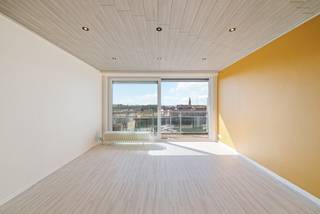 Vernieuwd appartement met 2 kamers en een zonnig terras, mooi gelegen aan de jachthaven van Zeebrugge. Vanuit het appartement kunt u genieten van een heerlijk uitzicht over het water en de aangemeerde zeilboten. Bovendien is de oriëntatie volledig zuidgericht waardoor u naast het mooi uitzicht ook kunt genieten van de zon. Een enorme troef van deze locatie.<br /><br />Het appartement werd grotendeels vernieuwd met o.a. een nieuw schuifraam, een nieuwe badkamer, een nieuwe open keuken, etc. …<br />De elektriciteit is volledig conform en het energielabel is goed (C).<br /><br />Indeling: grote leefruimte met een volledig ingerichte open keuken en een groot schuifraam met toegang naar het terras. Op de hall een apart toilet en een aparte berging. Verder nog een grote slaapkamer, een kleinere kamer (ideaal voor een stapelbed, of als dressing) en een mooie badkamer met inloopdouche. Klein terrasje aan de achterzijde.<br /><br />Meer informatie of een vrijblijvend bezoek?<br />Contacteer Sacha Vanrafelghem op GSM 0487/43.79.10.