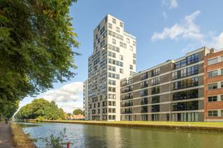 <p>Op de Antoine Coppenslaan in Turnhout, vlak bij de Nieuwe Kaai, geniet dit appartement van een centrale ligging met alle voorzieningen op wandelafstand. De gezellige buurt aan het water combineert rust met vlotte bereikbaarheid en een aangenaam woonklimaat.</p>
<p>Met een bewoonbare oppervlakte van 130 m² biedt dit appartement een ruim en licht geheel. De leefruimte vormt het hart van de woning, met grote raampartijen die uitkijken op de Kaai en een open keuken die het woongedeelte extra gezellig maakt. Er zijn twee slaapkamers, een badkamer en een praktische berging. Het inpandige terras van 9,5 m² is een fijne plek om beschut buiten te genieten met zicht op het water.<br />In de ondergrondse kelder zijn zowel een autostaanplaats met eigen laadpunt als een extra berging aanwezig, deze zijn verplicht bij aan te kopen voor 25.000 EUR.</p>
<p>Troeven:</p>
<ul>
<li>
<p>Uitzicht op de Nieuwe Kaai</p>
</li>
<li>
<p>Rustig, maar toch centraal gelegen</p>
</li>
<li>
<p>Winkels op wandelafstand</p>
</li>
<li>
<p>Inpandig terras</p>
</li>
<li>
<p>Autostaanplaats met eigen laadpunt en berging</p>
</li>
<li>
<p>Energiezuinig met EPC-label B (121 kWh/m²)</p>
</li>
</ul>