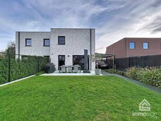 PLUSPUNTEN: <br />+ perceeloppervlakte: 302 m²<br />+ bewoonbare oppervlakte: 148 m²<br />+ 3 slaapkamers (waarvan nu één dressing)<br />+ ventilatiesysteem D en 2 airco's<br />+ zonnepanelen & vloerverwarming<br />+ prachtige open keuken<br />+ carport en aangelegd terras<br />+ instapklaar en vrij bij akte<br />+ rustige jonge buurt, goede verbinding<br />+ 5 jaar vrijstelling onroerende voorheffing<br /><br />Deze woning stond eerder in optie, maar is opnieuw vrijgekomen. Grijp deze tweede kans en plan snel je bezoek!<br /><br />ALGEMEEN:<br />Welkom in deze <strong>stijlvolle halfopen bebouwing uit 2023</strong>, gelegen in een jonge en gezellige buurt in Peer. De Tarwestraat is een rustige straat met een warme, familiale sfeer, ideaal voor jonge gezinnen met of zonder kinderen. Hier woon je in alle rust, met een <strong>vlotte verbinding</strong> naar het centrum van Peer, scholen, winkels en omliggende gemeenten.<br /><br />De woning is volledig<strong> instapklaar</strong> en combineert modern wooncomfort met een <strong>hoogwaardige afwerking.</strong> De lichtrijke leefruimte met vloerverwarming en grote raampartijen sluit naadloos aan op de volledig uitgeruste open keuken. De aangename tuin met terras en carport biedt ruimte voor ontspanning en gezellige momenten.<br /><br />Op de eerste verdieping vind je drie slaapkamers, waarvan één momenteel is ingericht als praktische dressing, en een moderne kwaliteitsvolle badkamer voorzien van ligbad, douche, dubbele spoeltafel en toilet.<br /><br />De woning beschikt over ventilatiesysteem type D, een dressing, aangepaste verlichting, raamdecoratie, carmerasysteem én een robotmaaier, kortom alles is voorzien, je hoeft enkel nog je koffers te pakken. Bovendien geniet je nog van 5 jaar vrijstelling van onroerende voorheffing, een mooie extra troef.<br /><br />Deze woning aan Tarwestraat 40 in Peer biedt alles wat een jong gezin zoekt: ruimte, comfort, een moderne afwerking en een fijne buurt om in thuis te komen.<br /><br />INDELING:<br />+0: inkomhal, toilet, woonkamer, keuken, eetkamer, technische ruimte en inkomhal<br />+1: 3 slaapkamers (waarvan één dressing), berging en badkamer<br /><br />FINANCIERING:<br />Een succesvolle vastgoedtransactie begint met een goede voorbereiding. Wij adviseren kandidaat-kopers om hun financiële mogelijkheden tijdig in kaart te brengen, zodat zij met de nodige zekerheid en vertrouwen kunnen handelen wanneer de juiste opportuniteit zich aandient.<br /><br /><strong>VERKOPEN OF VERHUREN MET EEN STRATEGISCHE AANPAK?</strong><br />Dankzij het vertrouwen van onze klanten en onze sterke marktpositie zijn wij voortdurend op zoek naar kwalitatieve eigendommen. Overweegt u te verkopen of te verhuren? Ontdek vrijblijvend onze persoonlijke aanpak en hoe wij uw eigendom optimaal positioneren om de juiste doelgroep te bereiken.<br /><br /><strong>ALS EERSTE OP DE HOOGTE VAN NIEUW AANBOD:</strong><br />De beste eigendommen worden vaak gevonden vóór ze breed beschikbaar zijn. Schrijf u vrijblijvend in via onze website en ontvang nieuw aanbod dat aansluit bij uw wensen en zoekcriteria.<br /><br /><strong>UW VASTGOED, ONZE EXPERTISE:</strong><br />Elke eigendom verdient een persoonlijke strategie. Met een combinatie van marktkennis, professionele presentatie, actieve klantenbenadering en een sterk netwerk begeleiden wij onze klanten naar een succesvol resultaat.<br /><br /><strong>PERSOONLIJKE SERVICE, PROFESSIONELE BEGELEIDING:</strong><br />Een vastgoedbeslissing vraagt een doordachte aanpak. Ons ervaren team staat klaar om u persoonlijk te adviseren en te begeleiden bij elke stap. Contacteer ons via +32 89 87 03 67 of via info@immosign-plus.be.