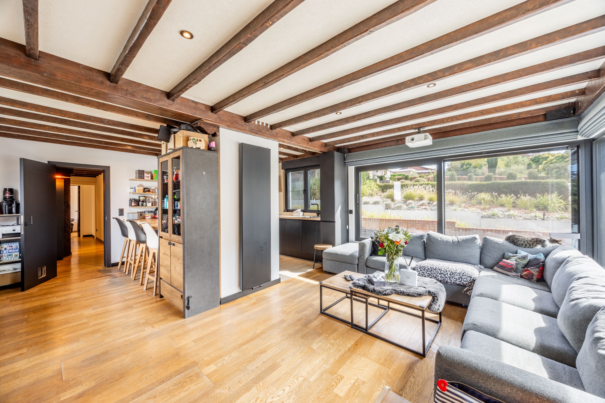 ALLEENSTAANDE GELIJKVLOERSE WONING MET MAGAZIJN EN COMMERCIELE RUIMTE - foto 5