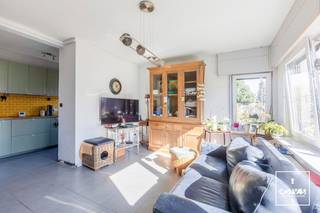 Dit op te frissen gelijkvloers appartement bevindt zich nabij het centrum van Lievegem met winkels en scholen op korte afstand. Daarnaast geniet u van een <strong>groene en rustige omgeving</strong>, vlak naast het <strong>Bellebargiebos</strong> en op korte afstand van de uitgestrekte <strong>Lembeekse Bossen</strong>, ideaal voor wandelaars, fietsers en natuurliefhebbers. Het treinstation van Waarschoot, op wandelafstand van de woning, brengt u op 25min in centrum Gent.<br /><br />De indeling van het appartement is als volgt: inkomhal, een <strong>open en ruime woonkamer</strong> met eetplaats, aansluitend bevindt zich de keuken, via de nachthal hebt u toegang tot de <strong>drie slaapkamers</strong>, de badkamer en een berging. De ramen werden reeds vernieuwd en voorzien van vliegenramen en ook werd er een nieuwe gasketel geïnstalleerd. Voor een conforme elektriciteitskeuring te ontvangen zijn er enkel kleine aanpassingswerken vereist.<br /><br />Een extra troef is dat er een <strong>parkeerplaats</strong> en een<strong> afzonderlijke garagebox</strong> bij het appartement hoort. Achter de garage bevindt zich bovendien een <strong>privatieve tuin</strong>, wat zorgt voor extra buitenruimte en tal van mogelijkheden om een aangename groene plek te creëren. Er is geen syndicus aangesteld.<br /><br />De garagebox dient aangekocht te worden voor 15.000 euro<br /><br />Interesse in een bezoek ter plaatse? Contacteer Olivier via <strong>olivier@convas.be</strong><br />
