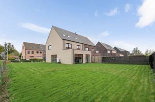 Op een rustige locatie gelegen, kwalitatief afgewerkte en energiebewuste nieuwbouwwoning (HOB).Gelijkvloers vinden we de inkomhal (met gastentoilet...