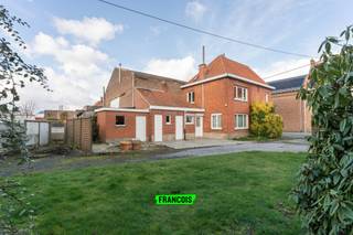 RUSTIG GELEGEN WONING NABIJ HET CENTRUM VAN OOIGEM<br /><br />Ontdek deze ruime en solide halfopen bebouwing in het rustige en gezellige Ooigem — een ideale thuis voor wie comfortabel wil wonen met tal van mogelijkheden.<br /><br />Deze woning verwelkomt je met een praktische indeling en aangename volumes. Je beschikt over drie slaapkamers, een functionele badkamer, een lichtrijke keuken en meerdere bergingsruimtes, alsook een kelder, wat zorgt voor extra comfort en opslagmogelijkheden. Bovendien biedt de zolder nog uitbreidingspotentieel, perfect voor wie extra ruimte wenst te creëren. <br /><br />Gelegen in een rustige, familiale buurt met een gezellige dorpssfeer, geniet je hier van een vlotte bereikbaarheid en alle nodige voorzieningen in de nabije omgeving. Ook je wagen kan veilig gestald worden in de garage of op de oprit.<br /><br />Kortom: een woning met ruimte, potentieel en tal van mogelijkheden — perfect voor gezinnen of investeerders.<br /><br />Wil je deze buitenkans niet missen? Contacteer ons dan snel op 051 47 48 47 of Tielt@immofrancois.be