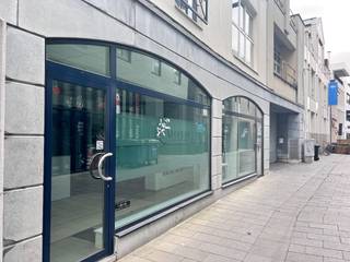 Dit multifunctioneel pand bevindt zich in een zijstraat van de Lange Steenstraat, dé bruisende winkelstraat van Kortrijk, en valt meteen op dankzij de royale vitrine die zorgt voor maximale zichtbaarheid. U komt binnen via een centrale inkom, er zijn 5 aparte ruimtes, een keuken en een toilet. Dankzij de modulaire (geïsoleerde) wanden kan je de inrichting eenvoudig aanpassen aan jouw specifieke noden. Er zijn water- en elektriciteitsaansluitingen voorzien in elke ruimte, waardoor het geheel geschikt is voor uiteenlopende doeleinden. Alsook is er een ventilatiesysteem, centrale verwarming op gas en de mogelijkheid voor airco, die een comfortabele werkomgeving garanderen. Dankzij de goede EPC-score ( B ) geniet u bovendien van een lage energiefactuur. !<br /><br />Kortom dit pand biedt eindeloze mogelijkheden, zoals een schoonheidssalon, nagelstudio, kinesist, kapsalon, interimkantoor, commerciële winkel of een vrij beroep. <br />Voor zowel klanten als medewerkers zijn er nabijgelegen ondergrondse parkeermogelijkheden. Momenteel is het pand verhuurd aan een Headspa centrum. Uittrede eventueel bespreekbaar.<br /><br />Interesse? Bel of mail Jasper: jasper@immopottelberg.be of 0479/27 71 92.