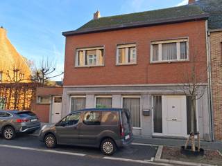 Ruim en centraal gelegen huis te huur – Mol Centrum (2400)<br />Op zoek naar een comfortabele en centraal gelegen gezinswoning in hartje Mol? <br />Deze gezellige woning in de Gasthuisstraat ligt op wandelafstand van supermarkten, scholen, het<br />ziekenhuis en het treinstation.<br />Indeling<br /> 3 slaapkamers<br /> 1 badkamer<br /> Ruime, lichtrijke living met veranda<br /> Grote extra ruimte aan de straatkant: Ideaal als bureau, praktijkruimte of hobbykamer<br /> Ruime zuidgerichte tuin<br /> Praktische kelder- en zolderverdieping<br /> Garagebox + autostaanplaats<br /> Fietsenberging<br />Energie EPC-waarde: C<br />�� Interesse? Bel 0496 40 67 29