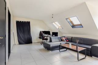 Deze op te frissen opbrengsteigendom, bestaande uit drie appartementen en een garage, is gunstig gelegen aan de Diestersteenweg in Leopoldsburg, op wandelafstand van winkels, openbaar vervoer, eetgelegenheden en scholen. Dankzij de vlotte verbindingen zijn ook de omliggende gemeenten snel bereikbaar.<br /><br />Gelijkvloers appartement (bus 1):<br />136 m² | 3 slaapkamers | EPC-label B<br />Momenteel niet verhuurd<br /><br />Appartement op de eerste verdieping (bus 2):<br />90 m² | 2 slaapkamers | EPC-label B<br />Verhuurd aan €650/maand<br /><br />Appartement op de tweede verdieping (bus 3):<br />90 m² | 2 slaapkamers | EPC-label B<br />Verhuurd aan €550/maand<br /><br />Garage:<br />Verhuurd aan €100/maand<br /><br />Extra troeven:<br />- Asbestveilig<br />- Bergingen voor bus 2 en bus 3 voorzien<br />- Alle appartementen beschikken over EPC-label B<br /><br />Voor meer informatie of een bezoek, neem contact met ons op via info@vastengoed.be of bel naar 014/72 73 74.<br /><br />Wenst u een gratis schatting van uw eigendom? Neem contact met ons op via 014/72 73 74.