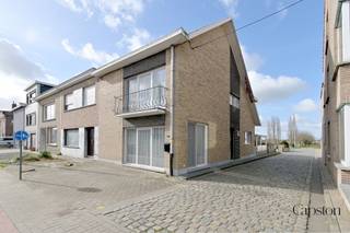 HOB met 3 slaapkamers nabij het centrum van Zele. Inkomhal, apart toilet, woonkamer, vernieuwde keuken, berging, extra ruimte ( vroegere garage )...