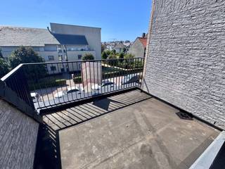 <strong>Luxueus nieuwbouwproject "Residentie Ijzerparel"</strong><br /><br />Uiterst RESIDENTIEEL gelegen wordt deze prachtige ARCHITECTURALE PAREL gebouwd temidden van een groene oase, <strong>op enkele minuten wandelen van de zee en het centrum.</strong><br /> <br /><strong>Dit energiezuinige, kleinschalige luxe woonproject omvat 9 ruime doorloopappartementen (met elk een eigen zonneterras) & 9 parkings achteraan.</strong><br /><br />Dit <strong>dakappartement</strong> geniet een uiterst praktische indeling, en is voorzien van o.a.: inkomhal met toilet, ruime leefruimte met eethoek en open keuken, zonneterras, badkamer, <strong>2 slaapkamers</strong> en berging/wasplaats. Oppervlakte appartement: +- 80m2.<br /><strong>De appartementen kunnen volledig ingericht en afgewerkt worden naar uw smaak! Badkamer, keuken, vloeren... kunnen allemaal door de klant gekozen worden.</strong><br /><br /><strong>Aan de achterzijde van het gebouw bevinden zich 9 staanplaatsen.</strong><br />Elk appartement dient een staanplaats aan te kopen.<br />Daarnaast wordt er ook een fietsenberging en vuilnislokaal voorzien. <br /><br /><strong>E-peil 30.<br />Eco-afwerking: superisolerend dubbel glas, zonnepanelen, warmtepomp, vloerverwarming, ventilatiesysteem,...</strong><br />Er zijn ook 2 liften voorzien in het gebouw.<br /><br /><strong>Kortom: trendy en kwalitatieve appartementen, afgewerkt op uw maat, waar u zorgeloos kan genieten op een boogscheut van het strand! </strong><br />Dé ideale uitvalsbasis voor zowel vaste bewoning als tweede verblijf!<br /><br />Prijs appartement A2.3: 352.000 EUR (excl. kosten).<br />Prijs staanplaats: 25.000 EUR (excl. kosten)<br />Verkoop onder BTW-stelsel.<br />! 6% BTW mogelijk, indien voldaan wordt aan de voorwaarden.<br /><br />De 3D-beelden zijn louter illustratief.<br /><br />Aarzel niet om een afspraak te maken: Immo Sleutel: 050/70 70 70