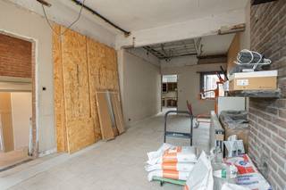 <h1><span>Te renoveren woning met 2 à 3 slaapkamers en tuin in Hemiksem</span></h1><p><span>Bent u op zoek naar een woning die u volledig naar eigen smaak en wensen kunt afwerken? Dan is deze woning aan de </span><span>Lindelei 119 in Hemiksem</span><span> zeker het ontdekken waard.</span></p><p><span>De woning biedt momenteel een mooie basis en beschikt over </span><span>2 à 3 slaapkamers</span><span>, afhankelijk van de gewenste indeling. Daarnaast is er een </span><span>ruime zolder</span><span>, die reeds </span><span>geïsoleerd</span><span> is en daardoor verschillende mogelijkheden biedt: als extra slaapkamer, hobbyruimte, bureau of bergruimte.</span></p><p><span>Achteraan bevindt zich een </span><span>gezellig tuintje</span><span>, ideaal om op warme dagen te genieten van een rustig moment in de buitenlucht of om een sfeervolle buitenruimte te creëren.</span></p><p><span>De woning dient </span><span>verder afgewerkt en/of gerenoveerd</span><span> te worden. Dit biedt toekomstige eigenaars net de mogelijkheid om de woning volledig naar eigen smaak in te richten en er een persoonlijke thuis van te maken.</span></p><p><span>Riolering, waterleidingen, gasleiding, boiler en verwarming zijn al reeds vernieuwd.</span></p><h3><span>Troeven</span></h3><ul><li><span> 2 à 3 slaapkamers (+zolder)</span></li><li><span> Geïsoleerde zolder met uitbreidingsmogelijkheden</span></li><li><span> Gezellig tuintje</span></li><li><span> Verder af te werken/te renoveren naar eigen smaak</span></li><li><span> Interessant renovatieproject met mogelijkheden</span></li></ul><p><span>Een woning met potentieel voor wie graag zelf de handen uit de mouwen steekt en een thuis wil creëren volgens eigen wensen.</span></p><p><span>Interesse? Neem gerust contact op voor meer informatie of een bezoek ter plaatse.</span></p><p><span>Sven@home4you.be</span></p>