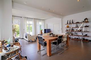 <p>Dit appartement is gelegen in een zeer rustige straat maar toch nabij het centrum van Buggenhout. Het appartement maakt deel uit van een gebouw met slechts 2 appartementen. <br />De indeling is als volgt: inkomhal, grote woonkamer met open keuken, apart toilet, gang die leidt naar de berging, badkamer en 3 slaapkamers waarvan 1 voorzien van een dressing. Daarnaast is het appartement voorzien van een gezellig terras, een garage, afzonderlijke fietsenstalling en apart tuintje.<br />Referentie: 5669</p>