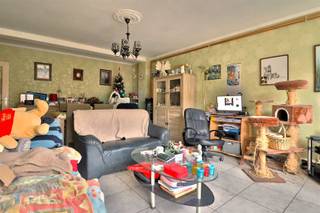 Zalig ruim appartement op enkele passen van het centrum.  Heel veel woonruimte en een mega ruim terras staan garant voor heel veel woonplezier...