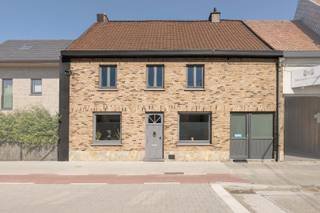 Op een gunstige en vlot bereikbare ligging in Desselgem vinden we deze verrassend ruime en karaktervolle woning langs de Gentseweg. Dankzij de centrale ligging geniet u hier van een uitstekende bereikbaarheid, terwijl winkels, scholen, horeca en dagelijkse voorzieningen zich op korte afstand bevinden. Ook belangrijke verbindingswegen zijn vlot bereikbaar.<br /><br />Met maar liefst 236 m² bewoonbare oppervlakte biedt deze woning bijzonder veel ruimte en mogelijkheden voor gezinnen die comfortabel willen wonen.<br /><br />PLUSPUNTEN:<br />* RUIME BEWOONBARE OPPERVLAKTE 236 m²<br />* RENOVATIE 2018<br />* ELEKTRICITEIT CONFORM TOT 2046<br />* PERFECTE STAAT VAN ONDERHOUD<br />* VOLLEDIG AANGELEGDE EN AFGESLOTEN TUIN<br /><br />INTERIEUR:<br />GELIJKVLOERS: U komt binnen via de ruime inkomhal. Vanuit deze ruimte is er toegang tot de vestiaire met gastentoilet en de gezellige woonkamer. De leefruimte combineert een aangename zithoek met een sfeervolle eetplaats en houthaard, wat zorgt voor een warme en gezellige woonbeleving.<br /><br />Aansluitend bevindt zich de volledig open keuken, die mooi in verbinding staat met de leefruimte. De keuken beschikt over een praktisch keukeneiland en is uitgerust met alle hedendaagse comfort, waaronder een oven, microgolf, vaatwasser, inductiekookplaat, dubbele lavabo en dampkap.<br /><br />Verder op het gelijkvloers bevindt zich de badkamer, uitgerust met een dubbele lavabo met meubel, toilet en ligbad met mogelijkheid tot douchen. Daarnaast is er nog een handige wasplaats/technische ruimte. Een kelder zorgt bovendien voor extra praktische bergruimte.<br /><br />VERDIEPING:<br />Op de eerste verdieping bevinden zich drie slaapkamers (9,66 m² | 15,70 m² | 25,50 m²), waarvan één slaapkamer voorzien is van een dressing. De derde slaapkamer is momenteel ingericht als een gezellige mancave. Hier werd bovendien een trap geplaatst die toegang geeft tot een extra mezzanine, wat een bijzonder leuke en veelzijdige ruimte creëert. Vanuit deze kamer is er eveneens toegang tot de geïsoleerde opbergzolder.<br /><br />EXTERIEUR:<br />Ook buiten heeft deze woning heel wat te bieden. De tuin werd volledig aangelegd en wordt bijzonder verzorgd onderhouden. Dankzij de verschillende terrassen zijn er meerdere mogelijkheden om optimaal van de buitenruimte te genieten.<br /><br />Het terras in blauwsteen klinkers sluit mooi aan bij de woning, terwijl het bijkomende houten terras een extra gezellige plek vormt om te ontspannen, te genieten van een aperitief of gezellig samen te tafelen. In de tuin bevindt zich bovendien een ruime tuinberging, ideaal voor tuinmateriaal en extra opslag.