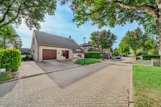 OVERIJSE – Charmante woning van +/- 175 m² (volgens EPC) met 3 slaapkamers en een aangename, zuidoostelijk georiënteerde tuin, ideaal gelegen in een residentiële wijk. De woning is als volgt ingedeeld: Gelijkvloers: een inkomhal van +/- 9 m² met apart toilet, een gezellige woonkamer van +/- 21 m² met cassettehaard, een eetruimte van +/- 18 m² met rechtstreekse toegang tot het terras, een keuken van +/- 17 m², een wasruimte van +/- 12 m² en een garage van +/- 21 m². Eerste verdieping: drie slaapkamers van respectievelijk +/- 16 m², +/- 16 m² en +/- 17 m² (vloeroppervlakte), een opbergruimte van +/- 6 m² en een badkamer van +/- 11 m² met ligbad, douche, toilet en dubbele wastafel. De woning bevindt zich in een aangename en gezinsvriendelijke omgeving, op wandelafstand van scholen en openbaar vervoer. Bijkomende troeven: waterverzachter, verwarming op gas, EPC C (234 kWh/m²/jaar), asbestveilig. Dankzij de rustige ligging, de gunstig georiënteerde tuin en de praktische indeling is dit een ideale en gegeerde gezinswoning. Meer informatie of een bezoek? Neem contact op met WE INVEST OVERIJSE via 02/455.20.35 of overijse@weinvest.be. Niet-contractuele advertentie – onder voorbehoud van wijzigingen – afmetingen louter ter informatie meegedeeld.