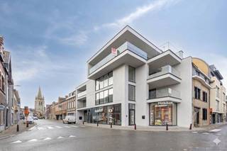 Dit eigentijds project omvat één handelspand op het gelijkvloers en slechts drie exclusieve appartementen. Heel wat troeven zoals de centrale...