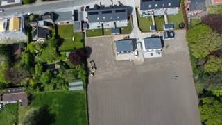 Deze rustig gelegen alleenstaande nieuwbouwwoning met prachtig zicht op de velden heeft een bewoonbare oppervlakte van 195 m² en is gelegen op een grondoppevlakte van 3245 m², bestaande uit:<br /><br />Gelijkvloers: inkomhal - toilet - lichtrijke living met open ingerichte keuken en prachtig uitzicht op de uitgestrekte tuin - ruime berging - wasplaats - technische ruimte - zéér grote tuin met zicht op de velden. <br /><br />Op verdiep 1: nachthal - toilet - berging - badkamer - 3 slaapkamers. <br /><br />Deze moderne woning wordt wind- en waterdicht verkocht.<br /><br />troeven van deze woning:<br /><br />- rustige centrale ligging<br />- energiezuinig<br />- kwalitatief en duurzaam <br />- zicht op de velden <br />- ruim perceel <br /><br />EPC: Woning in aanbouw<br /><br />Prijs 430 0000 € (exclusief registratierechten op de bouwgrond, exclusief BTW op de constructie en aansluitingskosten).<br /><br />Deze woning kan ook afgewerkt verkocht worden, dan is de prijs 530 0000 € (exclusief registratierechten op de bouwgrond, exclusief BTW op de constructie en aansluitingskosten).