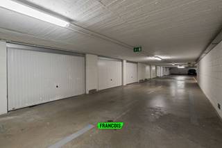 Gelegen in de Europese wijk van Brussel, op een steenworp afstand van de Europese instellingen, vlakbij de wetstraat en metro station Maalbeek bieden wij een garagebox parking 219 op verdieping -2 van Residence Livingstone , gelegen in de Livingstonelaan 6 in Brussel. <br /><br />Deze ondergrondse parkeerplaats is geschikt voor elke type wagen. Momenteel is de parkeerplaats verhuurd voor €100 per maand. Deze investering biedt niet alleen een gunstige ligging, maar vereist ook weinig onderhoud. <br /><br />Aarzel niet om contact met ons op te nemen voor meer informatie of om een bezichtiging te regelen. Wij zijn er om u te assisteren! <br /><br />
