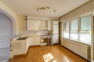 <p>Bent u opzoek naar een op te frissen woning? Dan is dit pand wat u zoekt, gelegen op korte wandelafstand van invalswegen en openbaar vervoer, vindt u deze woning met enorm potentieel.</p><p></p><p>Het gelijkvloers van deze charmante woning beschikt over een gezellige leefruimte die naadloos aansluit op de ruime keuken.</p><p>Dankzij de praktische indeling vormen deze ruimtes samen het hart van de woning, ideaal voor gezellige familiemomenten.</p><p>Aansluitend bevindt zich een aangename veranda die zorgt voor extra leefruimte en een mooie verbinding met de buitenomgeving. Verder beschikt het gelijkvloers over een praktische berging, een ruime inkomhal en een apart gastentoilet.</p><p><br />Op de eerste verdieping bevinden zich twee ruime slaapkamers van telkens ongeveer 15 m². Daarnaast is er een badkamer met ligbad en wastafel aanwezig. De centrale nachthal verbindt alle ruimtes op een praktische manier.</p><p></p><p>De tweede verdieping biedt nog twee bijkomende slaapkamers. Verder is er een extra berging aanwezig die ideaal is als opslagruimte.</p><p>Bovendien beschikt deze woning nog over een zolder, ideaal voor het opbergen van seizoensspullen.</p><p></p><p>Kortom: deze woning beschikt over vier ruime slaapkamers en voldoende ruimte voor jouw gezin.</p><p></p><p>Bij vragen of interesse contacteer Benjamin via benjamin.tang@copandi.be of 0495 56 50 74.</p><p></p>