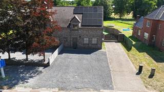 Prachtige halfopen bebouwing met zwembad, garage en ruim perceel van 11 areOver deze woningDeze charmante halfopen bebouwing combineert een ruime,...