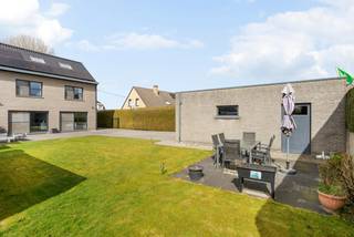 Rustig gelegen en toch vlot bereikbaar, vinden we deze energiezuinige (label A) instapklare gezinswoning terug. Deze eigendom dateert van 2006...