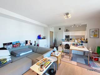 <strong>ETTERBEEK - Dans le projet "Belview", au cœur du quartier européen, proche des différentes institutions européennes, à proximité du Parc Léopold et du Parc du Cinquantenaire, proche de nombreux transports et commerces, bel appartement 2 chambres NON MEUBLE de ±101m² habitables au 7ème étage composé d'un hall d'entrée avec dressing et local de rangement, un living de ±37,5m² avec un accès à une terrasse de ±11m², une cuisine ouverte sur séjour full équipée (four, taques, hotte, frigo/congélateur, lave-vaisselle) et un local buanderie avec machines, un hall de nuit avec une chambre de ±14,5m², une chambre de ±9,5m², une salle de bains (baignoire, évier, toilette), une salle de douche (douche, évier), une cave. Charges de 200€/mois dont 110€/mois en forfait pour les communs et 90€/mois en provision pour eau chaude et chauffage. PEB B ! Disponible pour le 01/08/2026 ! Mesures données à titre indicatif.<br /><br /><br /></strong><span>Au 7ème étage :<br /><br /></span>
<ul>
<li>Hall d'entrée avec dressing et local technique</li>
<li>Living de ±37,5m² (5,26 x 7,15) avec accès terrasse de ±11m²</li>
<li>Cuisine ouverte sur séjour full équipée (four, taques, hotte, frigo/congélateur, lave-vaisselle) + buanderie avec machines</li>
<li>Hall de nuit</li>
<li>Chambre de ±14,5m² (4,5 x 3,2)</li>
<li>Chambre de ±9,5m² (2,9 x 3,2)</li>
<li>Salle de bains (baignoire, évier, toilette)</li>
<li>Salle de douches (douche, évier)</li>
</ul>
Cave n°KN42<br /><br />Charges de 200€/mois dont 110€/mois en forfait pour les communs et 90€/mois en provision pour eau chaude et chauffage.<br /><br />Autre frais :<br />Frais unique d'emménagement 50€<br />Assurance abandon de recours 130€/an