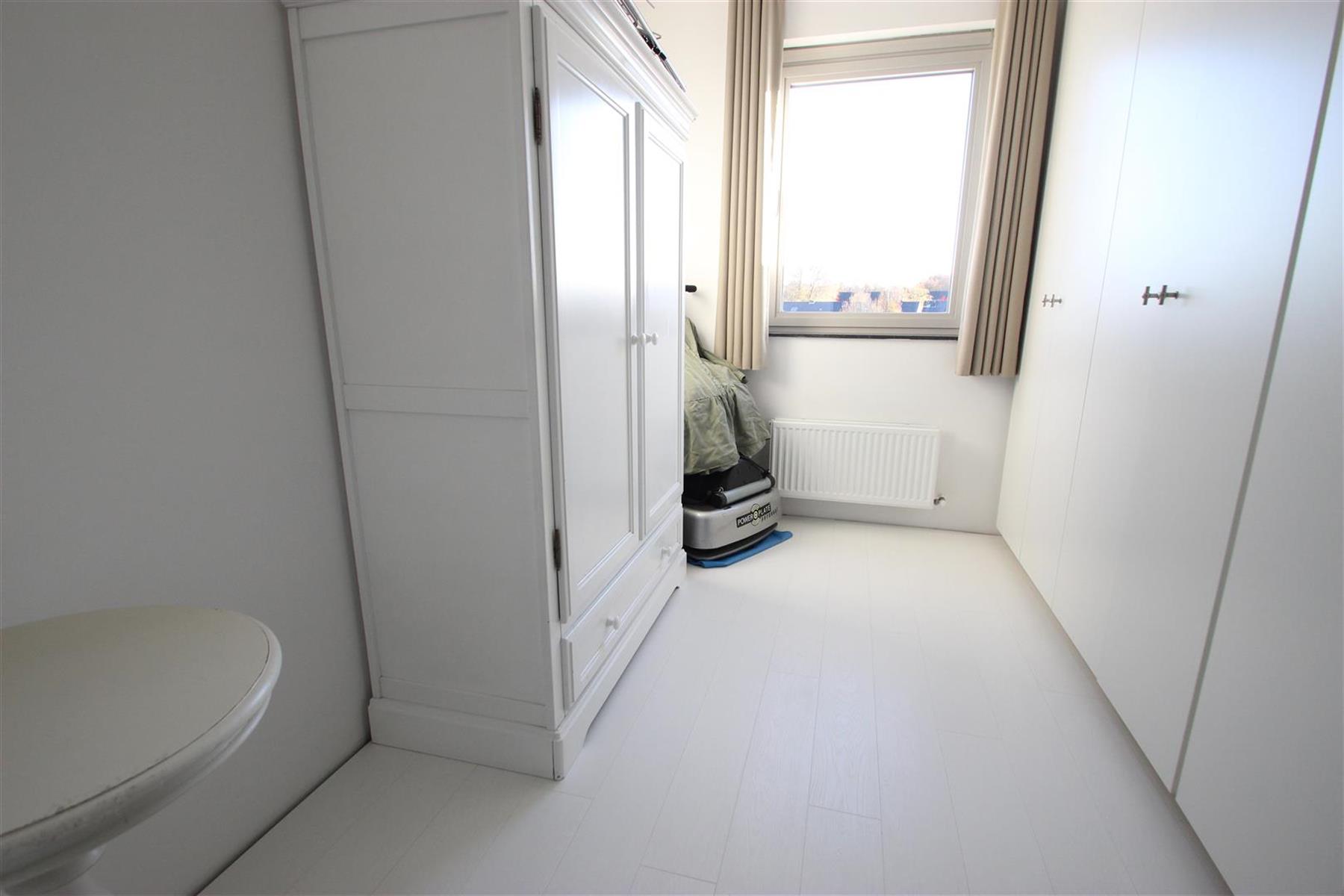 Hoogwaardig afgewerkt 2-slpk appartement met terras en autostaanplaats - foto 4