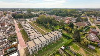 <p>Welkom bij project Watertorenstraat, een duurzaam nieuwbouwproject in het rustige Muizen, een deelgemeente van Mechelen. Dit project bestaat uit 23 hedendaagse woningen die comfort, energie-efficiëntie en een gezinsvriendelijke omgeving combineren, op slechts 3 kilometer van het levendige stadscentrum van Mechelen.<br />Elke woning is gebouwd met oog voor kwaliteit en duurzaamheid. Vloerverwarming, een warmtepomp en zonnepanelen zorgen voor een energiezuinige en toekomstgerichte woonoplossing.<br />De woningen zijn ontworpen met het oog op het moderne gezinsleven: ruime en lichtrijke leefruimtes, volledig uitgeruste keukens en privétuinen met een praktische achteruitgang. Elke woning beschikt over drie slaapkamers en een ruime badkamer. Afhankelijk van het woningtype beschikken sommige woningen aanvullend over een dressing en/of een oprit.<br />De locatie biedt het beste van twee werelden: een rustige woonomgeving met winkels en voorzieningen vlakbij, én een vlotte bereikbaarheid naar het centrum van Mechelen.<br />De ruwbouwwerken zijn reeds voltooid. Als koper heb je nog de mogelijkheid om de afwerking van je woning te kiezen volgens het voorziene lastenboek. Zo geef je jouw nieuwe thuis een persoonlijke toets.<br />Neem contact met ons op voor meer informatie of maak een afspraak met onze nieuwbouwspecialist via onze website. Wij begeleiden je graag in elke stap van jouw woontraject.</p>