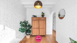 Deze charmante, instapklare bungalow bevindt zich op een royaal perceel van maar liefst 1.839 m². Het is rustig gelegen in een geliefde buurt en heeft een vlotte verbinding naar zowel Hasselt, Genk en de E314. Eveneens zijn winkels, scholen en openbaar vervoer van hieruit makkelijk bereikbaar.<br /><br />Deze gelijkvloerse, comfortabele woning heeft in de afgelopen jaren een stijlvolle renovatie ondergaan. <br /><br />Er is hier maar liefst 215 m² woonplezier ingedeeld als volgt:<br />De ruime inkomhal leidt naar een aangename leefruimte in L-vorm, ingedeeld in een zithoek, eetkamer en leefkeuken. Dankzij de vele raampartijen geniet je hier van een overvloed aan natuurlijk licht.<br />De open keuken met eiland en ontbijthoek sluit hier naadloos op aan en is uitgerust met kwalitatieve inbouwtoestellen (koelkast, oven, inductiekookplaat en vaatwasser). Van hieruit heb je directe toegang tot het terras en de achtertuin.<br /><br />Verder beschikt de woning over een afzonderlijk gastentoilet en twee comfortabele slaapkamers van elk circa 15 m². Ook de master bedroom met airco heeft een mooi uitzicht op de achtertuin. Een praktische, ingebouwde dressing verbindt deze slaapkamer met de badkamer. Deze is ingericht met een vrijstaand ligbad, een douche en een wastafel. <br /><br />Deze bungalow is volledig onderkelderd: hier vind je een technische ruimte en verschillende praktische bergruimtes terug.<br /><br />Via de oprit aan de linkerzijde van de woning kun je een vrijstaand tuingebouw bereiken: ideaal voor dierenliefhebbers!<br />Ook is er een ondergrondse garage voorzien met een sectionaalpoort. <br /><br />Ben jij op zoek naar een instapklare, charmant ingerichte bungalow met lichtrijke ruimtes op een royaal perceel? <br />Bel ons dan vandaag nog via 089 390 990 of info@immofair.be voor een kijkje ter plaatse!