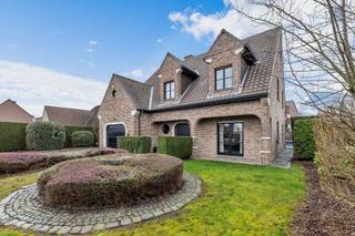 <p>Voor meer info of een bezoek, bel 054 78 90 01 - Op een strategische locatie te Geraardsbergen bevindt zich deze <strong>instapklare villa</strong> met <strong>renovatiejaar 2025</strong>. De ligging is reeds de eerste troef van de woning. Verschillende faciliteiten (scholen, openbaar vervoer, winkels, ...) bevinden zich in de nabije omgeving. De E40 richting Brussel en Gent is vlot bereikbaar. Deze woning met <strong>vier ruime slaapkamers</strong> biedt alle comfort. Het gelijkvloers beschikt over een ruime inkomhal met gastentoilet, een woonkamer, eetkamer én <strong>een volledig hyper-geïnstalleerde keuken</strong>. Ook is er <strong>een berging (wasplaats) én een garage</strong>. Op de eerste verdieping vinden we <strong>vier slaapkamers</strong> terug én een aparte badkamer. <strong>De zolderverdieping (54m2) </strong>kan worden ingericht als polyvalente ruimte of extra berging. Verder beschikt de woning over <strong>een droge kelder, een aangelegde tuin mét zwembad, vijver én tuinhuis , een oprit voor meerdere personenwagens</strong>. Gunstig EPC - Geen renovatieplicht - Dubbele beglazing - Betonnen constructie</p>