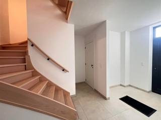 <p><span>Bien caché sous le clocher de l'église, au centre du village pittoresque de Wakkerzeel, à deux pas de Louvain et à proximité de toutes les routes principales, nous avons le plaisir de</span><span> proposer à la location ce bâtiment fermé avec 4 chambres à coucher et 2 salles de bain. </span></p><p><span> </span></p><p><span>Cette maison neuve à très faible consommation d'énergie, entièrement livrée dans les règles de l'art et construite avec des matériaux durables et d'excellente qualité, dispose d'une surface habitable utile d'environ 256 m² et d'un jardin donnant sur la réserve naturelle. </span></p><p><span>Cette maison nouvellement construite, située sur un terrain de 450 m² dans un style architectural rural et intemporel, est finie à un niveau élevé et est équipée de tout le confort moderne, c'est-à-dire un chauffage par le sol partout, une pompe à chaleur air-eau, 12 panneaux solaires et un récupérateur d'eau de pluie, ce qui contribue à une vie économe en énergie et respectueuse de l'environnement. </span><span>Le loyer comprend également 2 places de parking intérieures, 1 place de parking extérieure, une cave individuelle et un local à vélos. </span></p><p><span>#En bref, une véritable opportunité pour les personnes qui souhaitent vivre de manière économe en énergie, spacieuse, intemporelle et luxueuse dans un environnement calme, accueillant pour les enfants et vert, dans un endroit unique. Disponible immédiatement. Durée minimale du bail : 3 ans. Une visite s'impose. Pour les décideurs rapides.</span></p><p><span> </span></p>