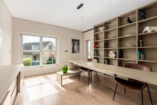 <p><span>Op zoek naar een moderne architecturale woning met EPC A label en een uniek loft-gevoel in Kruibeke? Maak dan snel een afspraak.</span></p><p><span> </span></p><p><span>Deze eigentijdse woning is een schoolvoorbeeld van knappe bouwkunde: open, licht en doordacht ingedeeld. Je geniet van een uitstekende ligging: een rustige omgeving met alle voorzieningen binnen handbereik. Voor sport- en natuurliefhebbers is het hier fijn vertoeven met diverse sport accommodaties in de nabijheid en de prachtige Kruibeekse Polder als achtertuin. Ook de mobiliteit is top. Je bent zo bij belangrijke verkeersaders of het populaire veer.</span></p><p><span>Bij het betreden van de woning wordt je hartelijk verwelkomt door het natuurlijke licht dankzij de grote raampartijen. De woning baadt als het ware in de zon. De moderne, volledig uitgeruste keuken vormt het kloppend hart van de woning en sluit naadloos aan bij de eetruimte. Van hieruit stap je zo de tuin in, waar de sfeervolle vijver en het praktische tuinhuis voor de nodige rust zorgen.</span></p><p><span>Via de trap bereik je de eerste verdieping, die verrast door zijn openheid. Hier bevindt zich de royale woonkamer met een geïntegreerde bureau-ruimte, de ideale plek voor wie stijlvol wil telewerken. Hier een tweede grote slaapkamer inrichten is zeker een optie. Het aansluitende terras biedt een prachtig, rustgevend zicht over de uitgestrekte velden. Op de tweede verdieping vinden we de ruime master bedroom met dressing en aansluitend een strakke badkamer die rust en luxe uitstraalt.</span></p><p><span>De woning is met veel zorg onderhouden en is instapklaar. Het pand combineert het comfort van een gezinswoning met het vrije, moderne gevoel van een loft.</span></p><p><span> </span></p><p><span>Nieuwsgierig naar deze moderne parel? Neem dan gerust contact met ons op voor een bezoek. </span></p><p><span> </span></p>