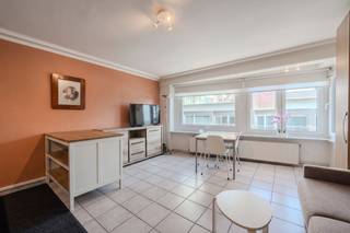 Ruime studio met prachtig lateraal zeezicht te koop. Deze instapklare studio bevindt zich op de vierde verdieping van de residentie Majestic, gelegen vlak aan de Zeedijk waarbij men geen straat hoeft over te steken. Tevens vlakbij winkels, horeca, het casino en openbaar vervoer.Indeling :- inkom (3m²) met vestiairekast - leefruimte (25m²) vanwaar men geniet van prachtig lateraal zeezicht- open keuken voorzien van inductie kookplaat, vaatwas en frigo met vriesvak- aparte kamer (5m²) - badkamer (4m²) voorzien van douche, toilet en lavabo meubelPluspunten :- magnifiek zijdelings zicht op zee- vlakbij tramhalte- recente gevelrenovatie - lift conform huidige regelgeving - verwarming op aardgas - conform elektriciteitsattest - gemeenschappelijke fietsenbergingBent u op zoek naar een vastgoed met prachtig zeezicht te koop in Middelkerke? Aarzel dan niet om uw afspraak vast te leggen!Bestuursmaatregelen in het maatregelenregister: nee