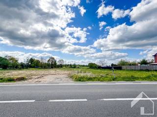 Beau terrain à bâtir pour une construction ouverte, entre Broechem et Ranst. Surface totale du terrain : 762m2. La largeur de la façade est de...