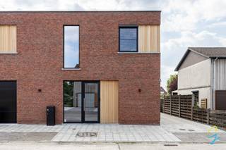 <div>
<div>
<div>
<section>
<div>
<div>
<div>
<div>
<div>
<div>
<p>Deze energiezuinige en hoogwaardig afgewerkte halfopen nieuwbouwwoning combineert modern wooncomfort met een uitstekende ligging. Rustig gelegen, maar met vlotte verbinding via de R4 en E34 richting Gent, Antwerpen en Nederland.</p>
<p>De woning beschikt over een lichtrijke leefruimte met grote raampartijen en een open, volledig ingerichte keuken voorzien van kwalitatieve AEG-toestellen, een keramisch werkblad en maatkasten. Dankzij de grote glaspartijen geniet u de hele dag van een aangename lichtinval.</p>
<p>Verder omvat de woning 3 volwaardige slaapkamers en een stijlvolle badkamer met ligbad, dubbele lavabo en ruime inloopdouche en 2 ruime bergingen.</p>
<p>Buiten geniet u van een zuidgerichte tuin met ruim terras, uitgerust met een luifel met geïntegreerde verlichting. Extra troef is een garden house van maar liefst 35 m².</p>
<p>Deze woning werd uitgerust met de nieuwste technieken en duurzame voorzieningen:</p>
<ul>
<li>EPC: -8 (bijna-energieneutraal)</li>
<li>18 zonnepanelen (ca. 7.000 kWh)</li>
<li>Slimme laadpaal</li>
<li>Vloerverwarming én koeling</li>
<li>Ventilatiesysteem C+</li>
<li>Hoogrendementsglas met screens en zonnewerend glas</li>
<li>Regenwaterput van 5.000 liter</li>
<li>Alarminstallatie</li>
<li>Op maat gemaakte kasten</li>
</ul>
<p>Een instapklare woning waar luxe, energiezuinigheid en comfort perfect samenkomen.</p>
<p>Interesse? Neem contact op met Simon Coens via 0478/206.774 of simon@cornelis-goeman.be, of via de website van Cornelis & Goeman. Wij ontvangen u graag voor een persoonlijke rondleiding.</p>
</div>
</div>
</div>
</div>
<div></div>
<div>
<div></div>
</div>
</div>
</div>
</section>
<div></div>
</div>
</div>
</div>
<div></div>