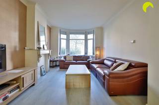 <p><span>Avec une surface habitable généreuse de 186 m², cette maison offre suffisamment d'espace et de confort pour toute la famille.</span></p><p><span>Dès l'entrée, le salon dégage une atmosphère chaleureuse et accueillante, notamment grâce aux grandes fenêtres qui laissent entrer une lumière naturelle abondante. La cheminée en marbre, magnifiquement finie, attire tous les regards.</span></p><p><span>Le salon et la salle à manger ouverts sont parfaits pour passer des soirées agréables entre amis ou en famille. La cuisine moderne est entièrement équipée avec des appareils électroménagers de haute qualité et de nombreux placards, idéale pour tous les amateurs de cuisine.</span></p><p><span>Cette maison dispose de quatre chambres spacieuses, toutes très lumineuses et décorées avec goût. La salle de bains élégante est équipée d'installations modernes et offre une oasis de paix.</span></p><p><span>La maison est située dans un quartier calme et adapté aux enfants, à proximité de toutes les commodités, telles que les écoles, les commerces et les transports en commun.</span></p><p><span>Ne manquez pas cette occasion de devenir propriétaire de cette charmante maison à Hoboken. </span></p><p><span> </span></p><p><span>Permettez-moi de vous résumer les atouts de cette maison :</span></p><p><span> </span></p><p><span>·Située à proximité du centre et du parc de Hoboken, en bref, beaucoup de verdure dans les environs.</span></p><p><span>·De nombreux éléments authentiques.</span></p><p><span>·Beau jardin à l'avant et à l'arrière !</span></p><p><span> </span></p><p><span>EPC 358  kwh/an - label D</span></p><p><span>Score P : classe A</span></p><p><span>Score G : classe A</span></p><p><span> </span></p><p><span>Pour une visite sur place, vous pouvez nous contacter au numéro 03 449 42 41 ou nous envoyer un e-mail à hallo@habicom.be.</span></p><p><span>Vous souhaitez connaître la valeur de votre maison ? Contactez sans engagement notre expert habicom dans votre région.</span></p><p><span> </span></p>