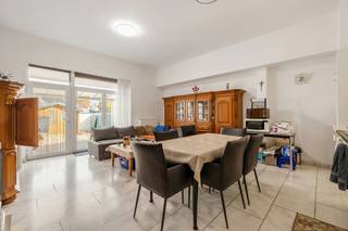 Graag bieden wij u dit gezellige appartement aan op de gelijkvloerse verdieping van een kleinschalig gebouw. Het appartement werd als volgt...