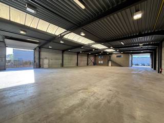 Het bedrijfsgebouw heeft een terreinoppervlakte van 1.679 m² en is uitstekend gelegen met snelle toegang tot de E34 via de N44 (ongeveer 8 km) en...