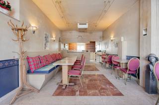 Handelspand op het gelijkvloers met keuken, 2x toilet, slaapkamer, badkamer en extra keuken of polyvalente ruimte. Deze voormalige taverne/café...