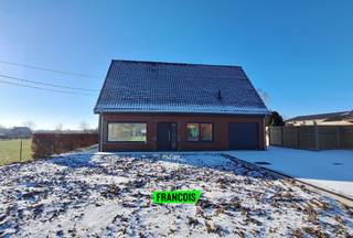 Net buiten de ring van Poperinge én op een boogscheut van klein- en groothandel, wacht deze openstaande en moderne woning op nieuwe bewoners...
