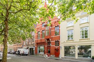 Multifunctioneel pand met fenomenale uitzichten op de Vismarkt te Brugge. <br /><br />Voor wie zoekt naar véél volume, hoge plafonds, lichtinval, verzichten en parking.<br />Optie tot wonen, kantoren, vrij beroep, atelier, studio, AirBNB, winkel, ... <br /><br /><br />Het pand beschikt over een achteringang / inrijpoort in de Waalsestraat en omvat:<br />- Handelsgelijkvloers (113 m²) + tussenverdiep ( 40 m²) + toilet + berging <br />- Appartement met zolder (370 m²) + terras ( 16 m²) <br />* Dit wordt momenteel als Air B&amp;B verhuurd <br />- Polyvalente ruimte ( 112 m² ) + zolder opslag <br />- 3 overdekte autostaanplaatsen + 1 open staanplaats<br /><br />+<br />Het achterliggende gebouw in de Waalsestraat, dit omvat:<br />- 2 bouwplaten van 185 m² (casco) <br />- 2 garageboxen: box 1 (34.5 m²) / box 2 : 23.25 m²<br />- 1 overdekte autostaanplaats