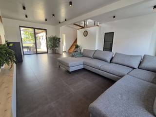 <p><span>Een authentieke woning waar u zeker overladen zal worden met karaktervolle en charmante elementen die u onmiddellijk positief zullen aanspreken.</span></p><p><span>De woning is gelegen nabij centrum Westmeerbeek, op fietsafstand van winkels en de school. Gelegen op een zeer ruim zuidgericht perceel van maar liefst 1160m² geniet deze charmante woning alle troeven om tot rust te komen.</span></p><p><span> </span></p><p><span>De grote inkomhal met gastentoilet geeft via een glazen deur toegang tot de zeer ruime woonkamer. Deze geniet van veel lichtinval dankzij de grote raampartijen en biedt een prachtig zicht op het aangelegde terras en de mooie diepe tuin. De aanwezigheid van een pelletkachel zorgt voor extra sfeer en gezelligheid en het open karakter van de living zorgt voor een gevoel van vrijheid en ruimte. Via de woonkamer krijgt u toegang tot de ingerichte leefkeuken met aanwezigheid van een extra voorraadberging, een 2</span><span><sup>de</sup></span><span> berging met ingebouwde pizza oven en de wasplaats.</span></p><p><span>Het 1</span><span><sup>ste</sup></span><span> verdiep geeft uit op 2 zeer mooie slaapkamers en een vernieuwde badkamer met inloopdouche, ligbad, lavabomeubel en 2</span><span><sup>de</sup></span><span> toilet. </span></p><p><span>Het zolderverdiep biedt potentieel tot extra slaapkamers en kan voorzien worden van een vaste toegangstrap.</span></p><p><span>De woning biedt een zeer mooi uitzicht op de zuidgerichte tuin die volledig omheind is.</span></p><p><span> </span></p><p><span>Troeven:</span></p><p><span>- EPC C – geen renovatieverplichting<br />- Ramen dubbel glas<br />- Centrale verwarming aardgas met vernieuwde brander 2021<br />- Dakisolatie aanwezig<br />- Zeer ruime woonkamer en keuken voorzien van ingemaakte kastenwand en vaste verlichting<br />- Vernieuwde badkamer 2017<br />- Zeer veel berging<br />- Uitbreidingspotentieel tot 4 slaapkamers<br />- Prachtige zuidgerichte tuin</span></p><p><span> </span></p><p><span>Contacteer Dupont Vastgoed voor een bezoek ter plaatse op 015 15 15 15 en laat u charmeren door deze karaktervolle woning.</span></p><p><span> </span></p>