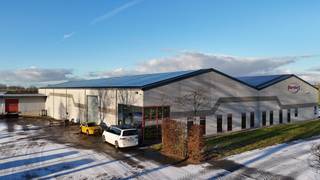 De totale oppervlakte van de loods is 2904 m², benaderende afmetingen: 44m x 66m.De loods is gelegen te Koekelare en bestaat uit: burelencomplex...